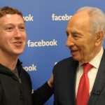 Mark Zuckerberg avec Shimon Peres. D. R.